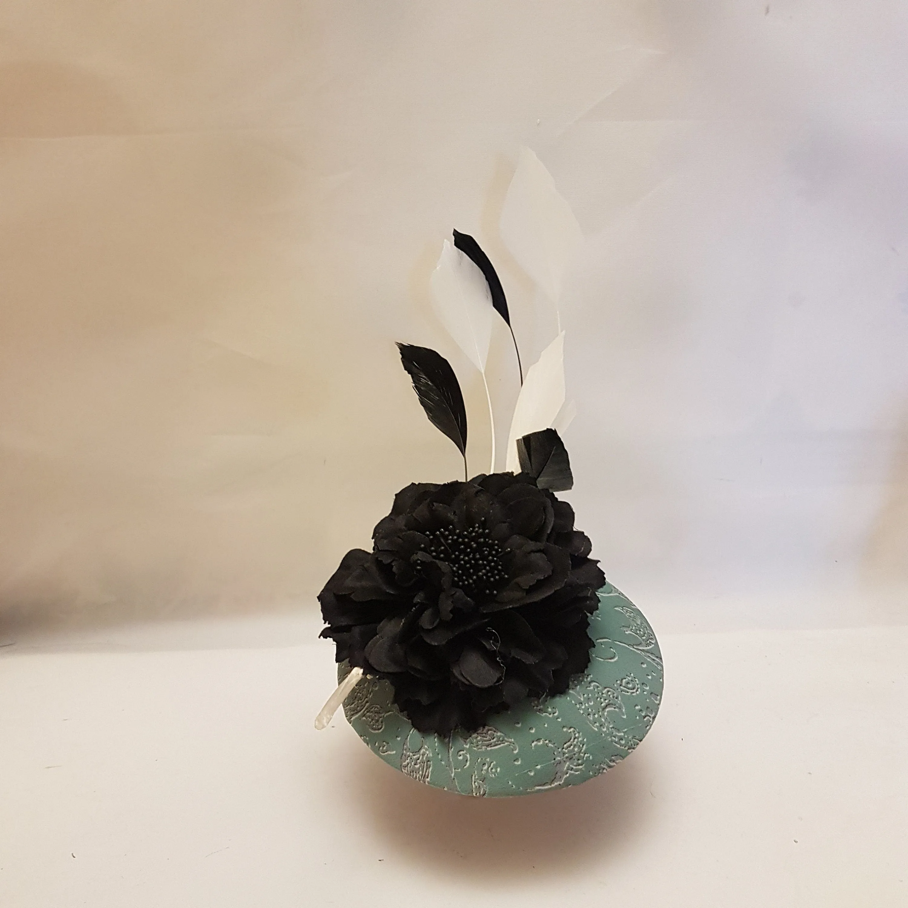 GREEN HAT Fascinator  MOSS Green Print Hat Flower Hair Fasinator Black & White FeatherHatinator Wedding Ceremoney Hatinator Ladies Ascot Hat