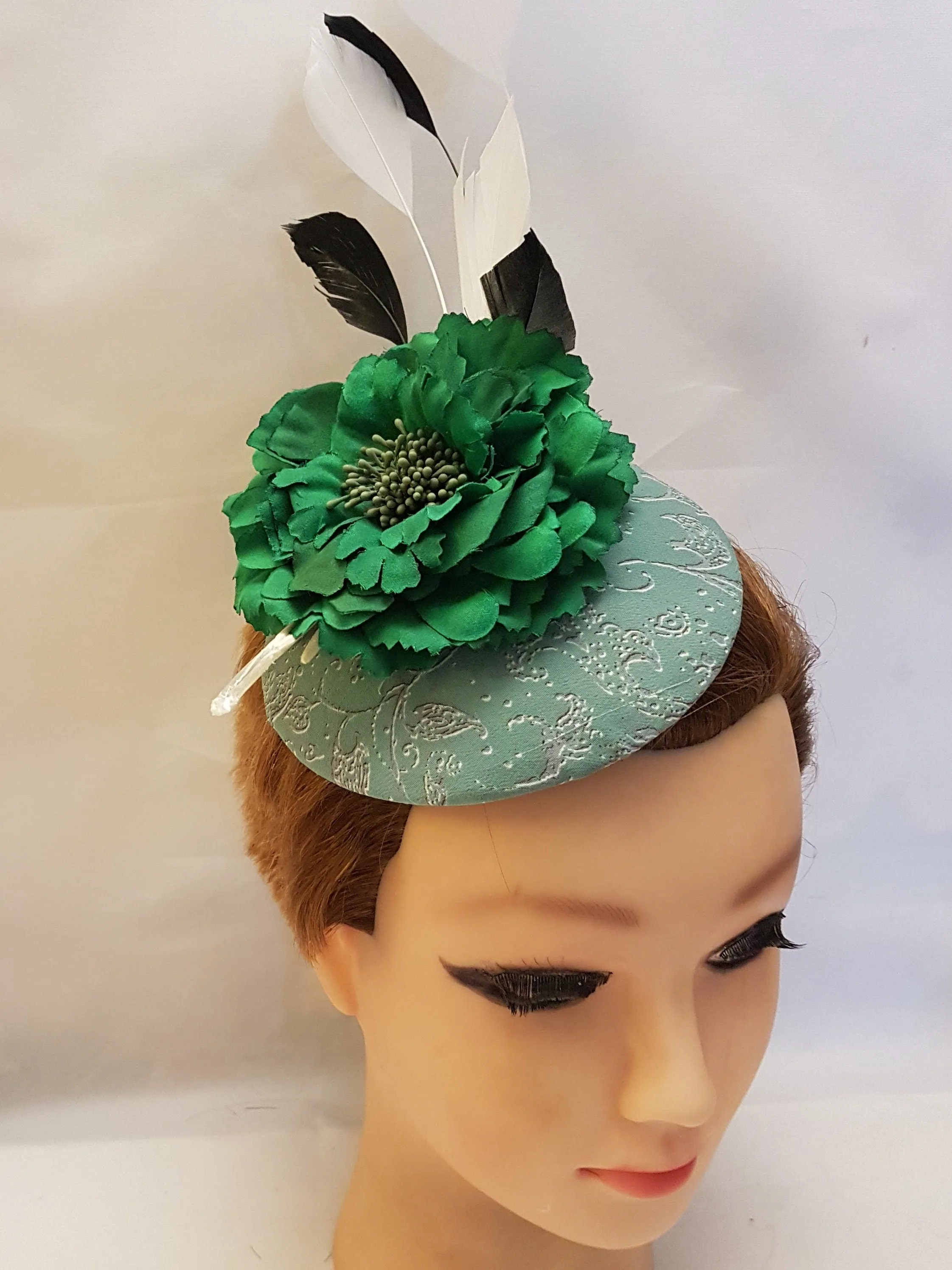 GREEN HAT Fascinator  MOSS Green Print Hat Flower Hair Fasinator Black & White FeatherHatinator Wedding Ceremoney Hatinator Ladies Ascot Hat