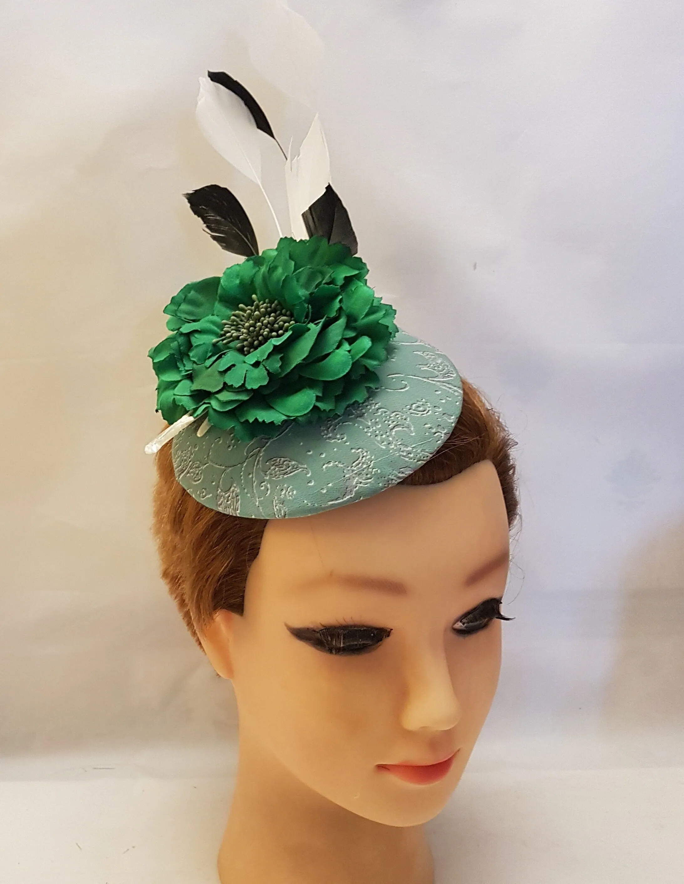GREEN HAT Fascinator  MOSS Green Print Hat Flower Hair Fasinator Black & White FeatherHatinator Wedding Ceremoney Hatinator Ladies Ascot Hat