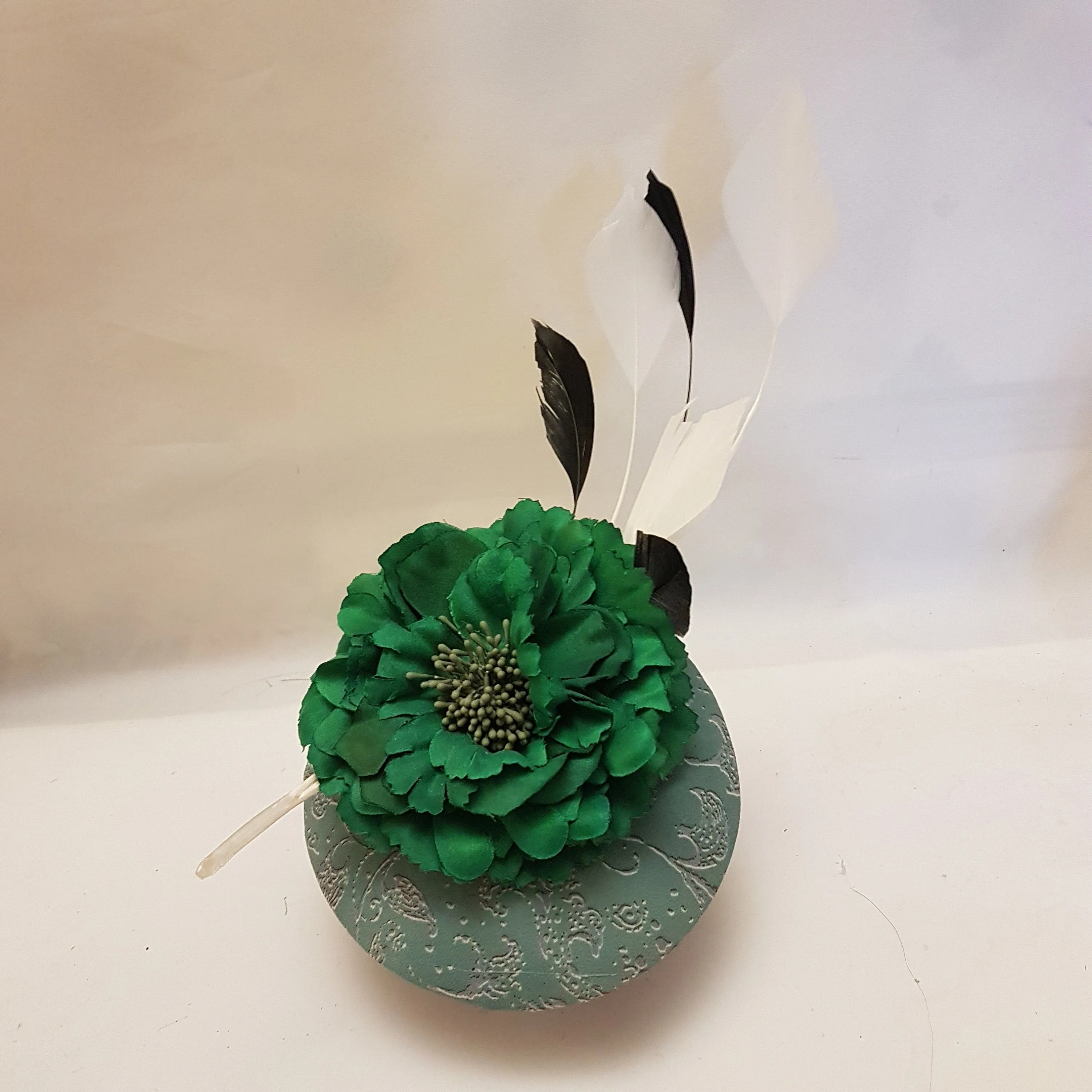 GREEN HAT Fascinator  MOSS Green Print Hat Flower Hair Fasinator Black & White FeatherHatinator Wedding Ceremoney Hatinator Ladies Ascot Hat