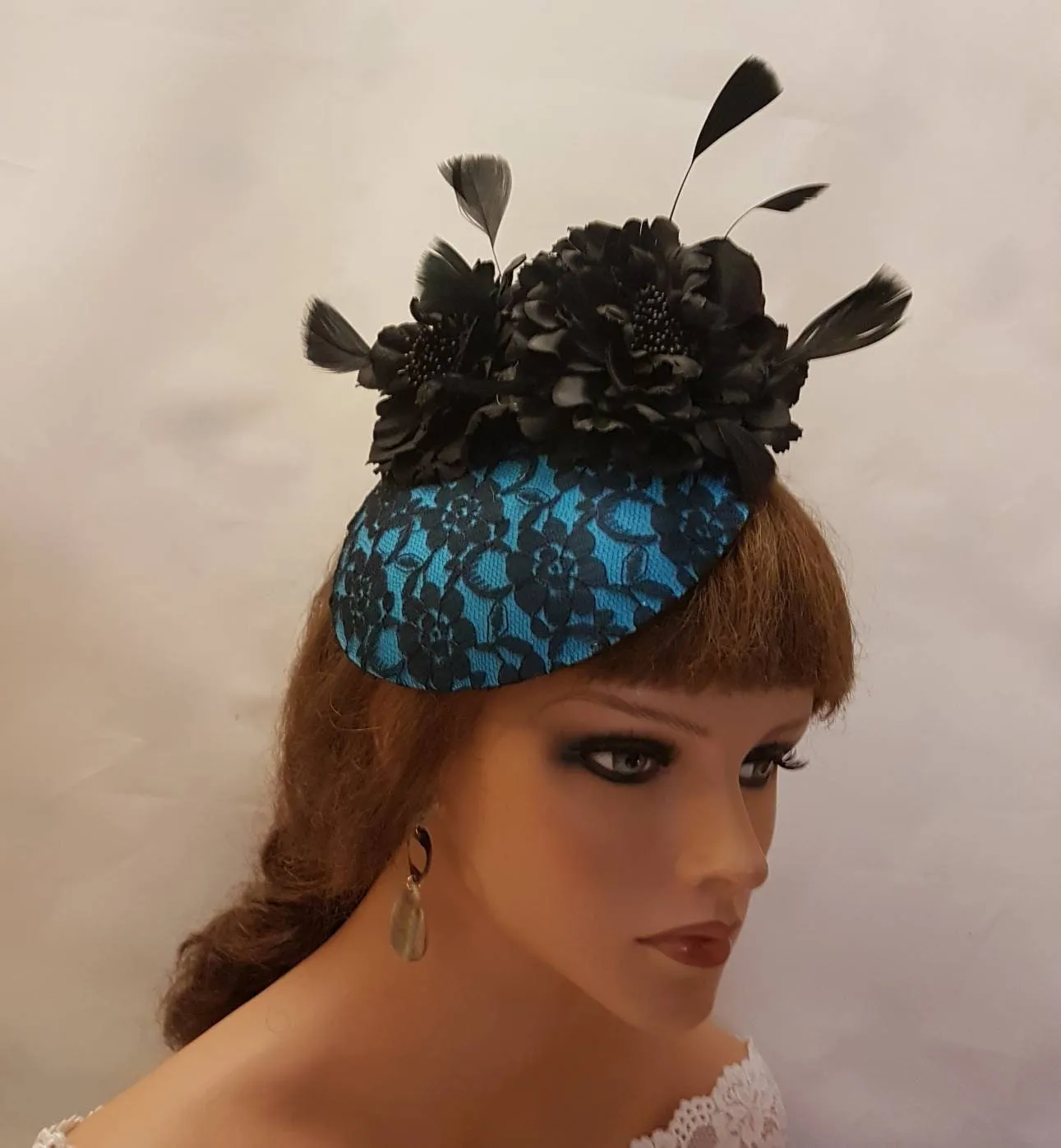 TURQUOISE BLUE & BLACK Hat Fascinator Beautiful Black lace covered blue hat Wedding Ceremoney Hatinator Cocktail Ascot Party Hat Fascinator