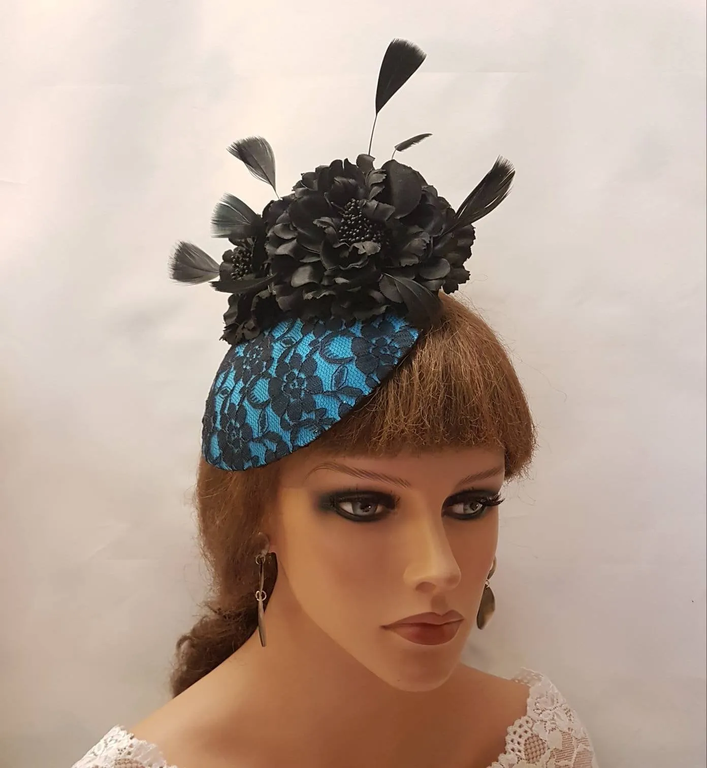 TURQUOISE BLUE & BLACK Hat Fascinator Beautiful Black lace covered blue hat Wedding Ceremoney Hatinator Cocktail Ascot Party Hat Fascinator