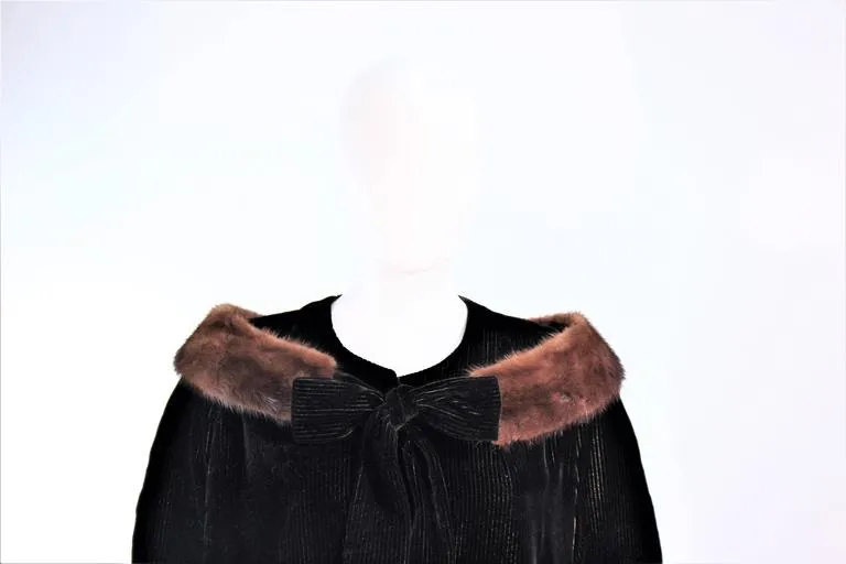 VINTAGE Circa 1950s Black Velvet Cape, Mink Trim Size Medium
