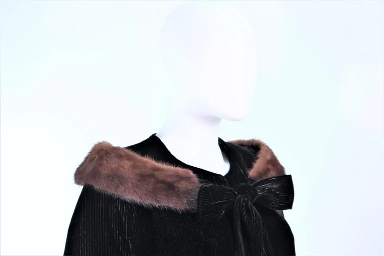 VINTAGE Circa 1950s Black Velvet Cape, Mink Trim Size Medium