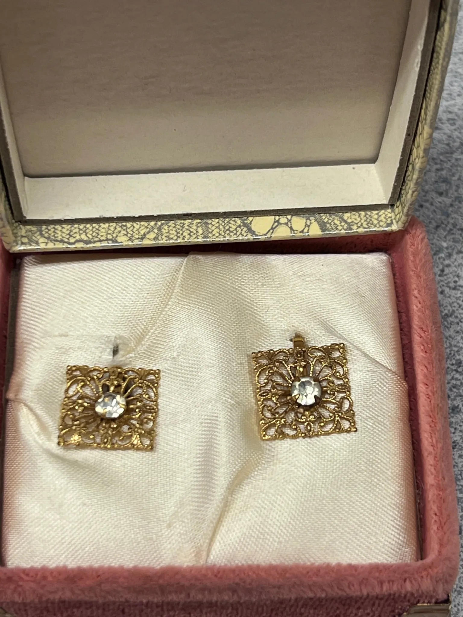 Vintage Screw-Back Goldtone Filigree Earrings 1940S In Presentation Box